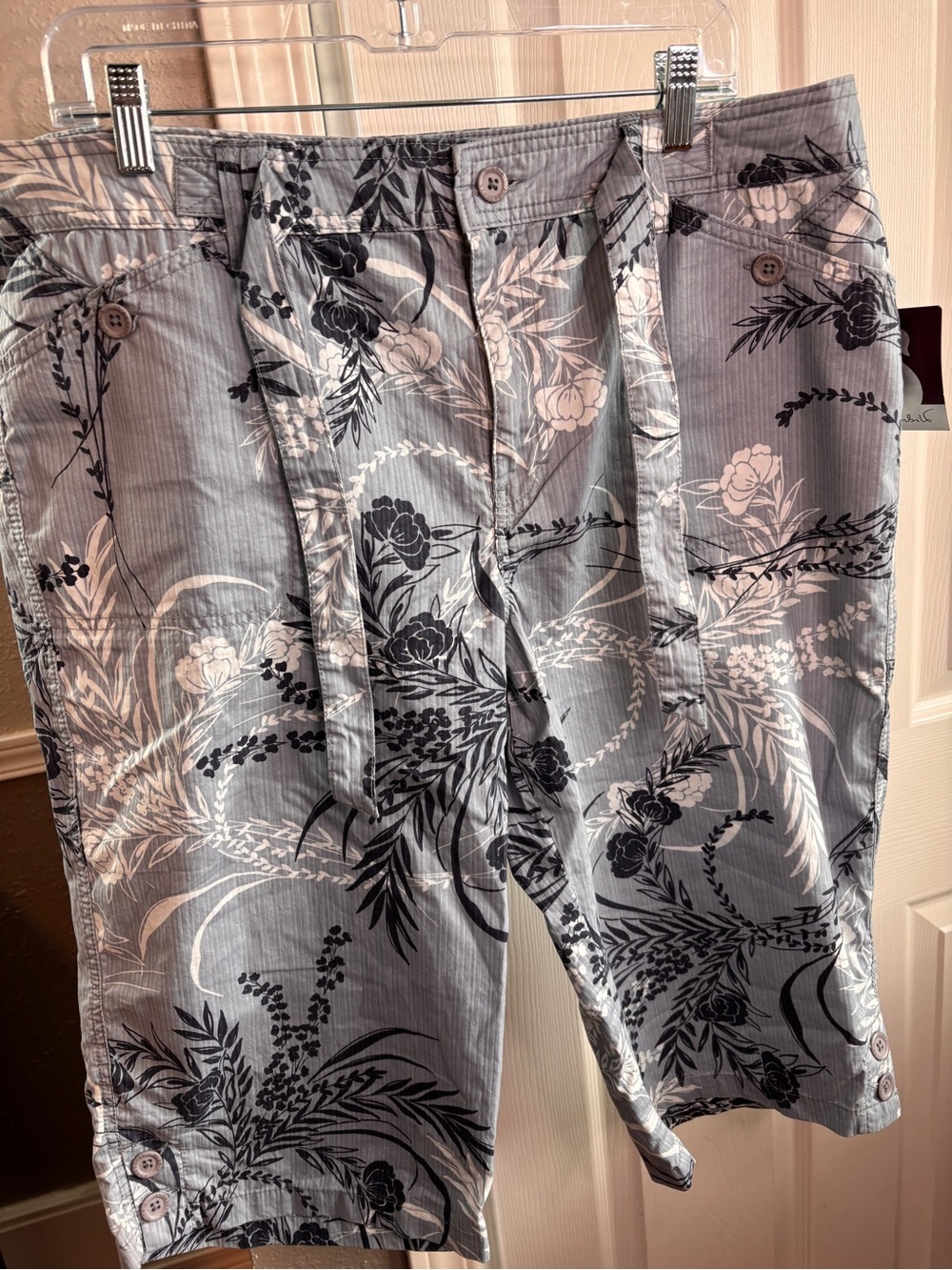 NWT Gloria Vanderbilt Capri’s. Size 16